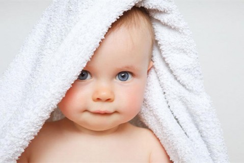 初乳很黄是不是不干净不可以喝？母乳怎么喂养长沙捐卵宝宝？